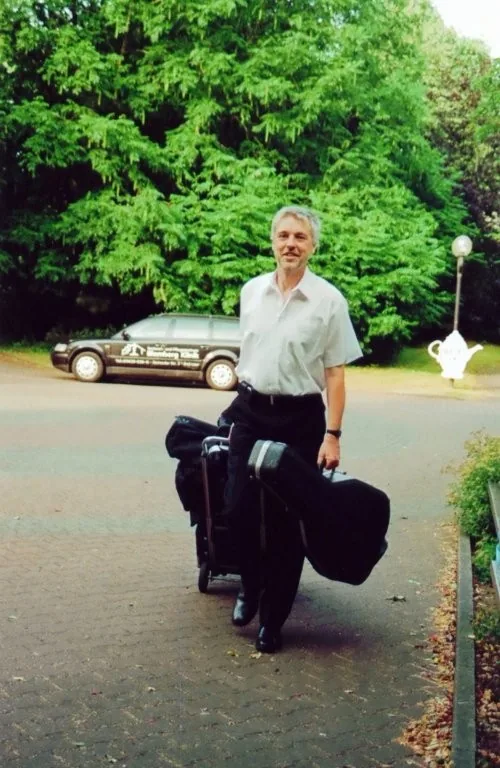Musiker unterwegs mit Gitarre und weiterem Auftrittsequipment.