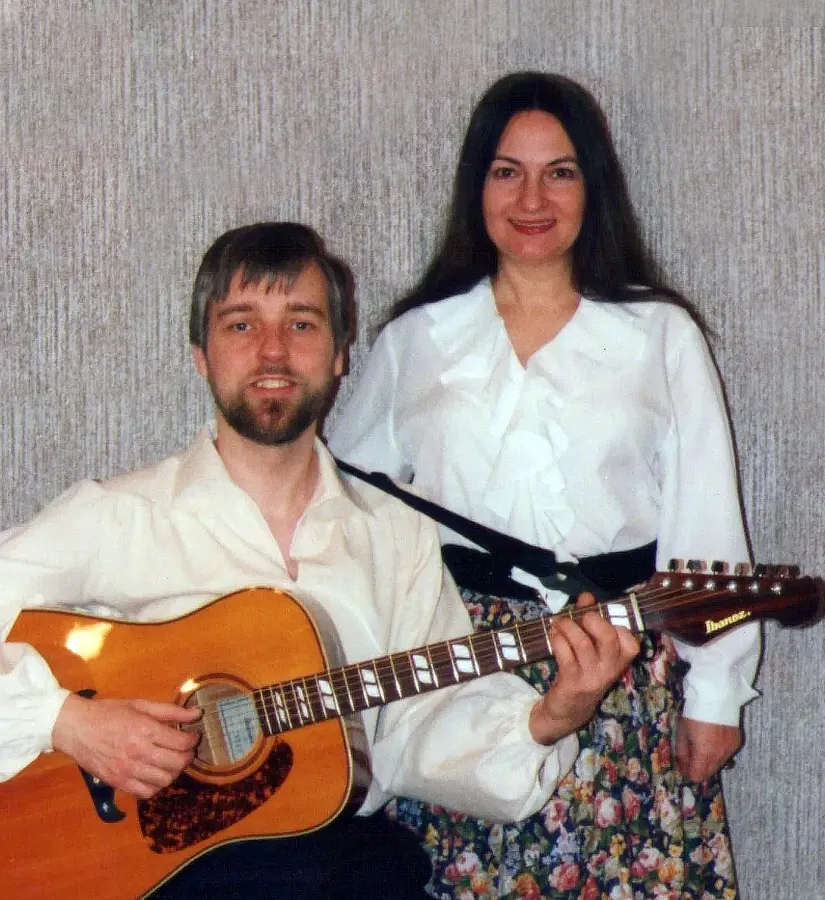 Wera und Bernd in früheren Jahren mit Gitarre.
