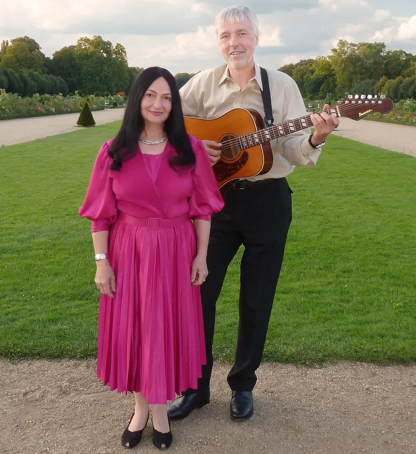 Wera und Bernd heute gemeinsam im Park, Bernd mit Gitarre.