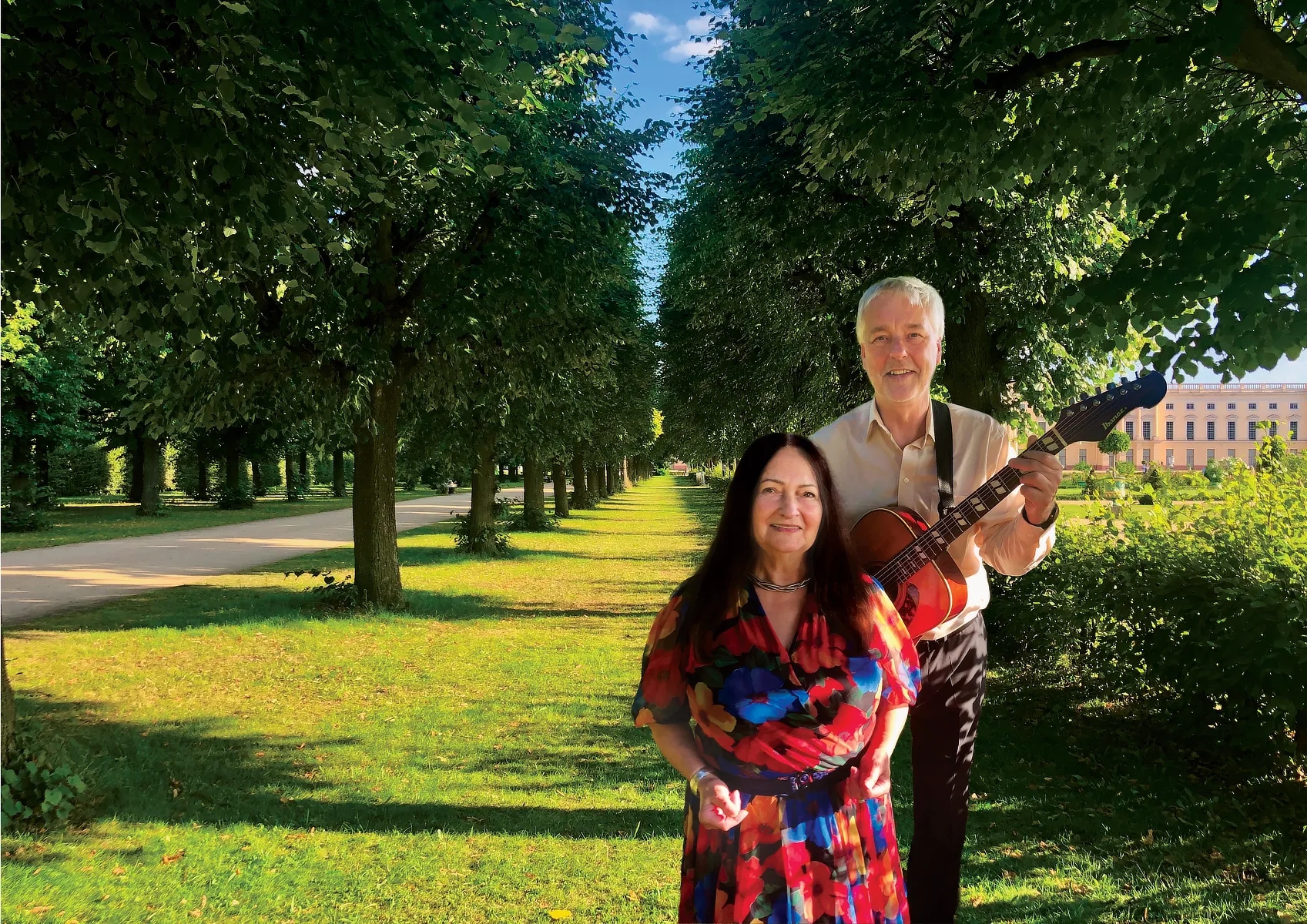 Wera und Bernd gemeinsam im Park, Bernd hält eine Gitarre.