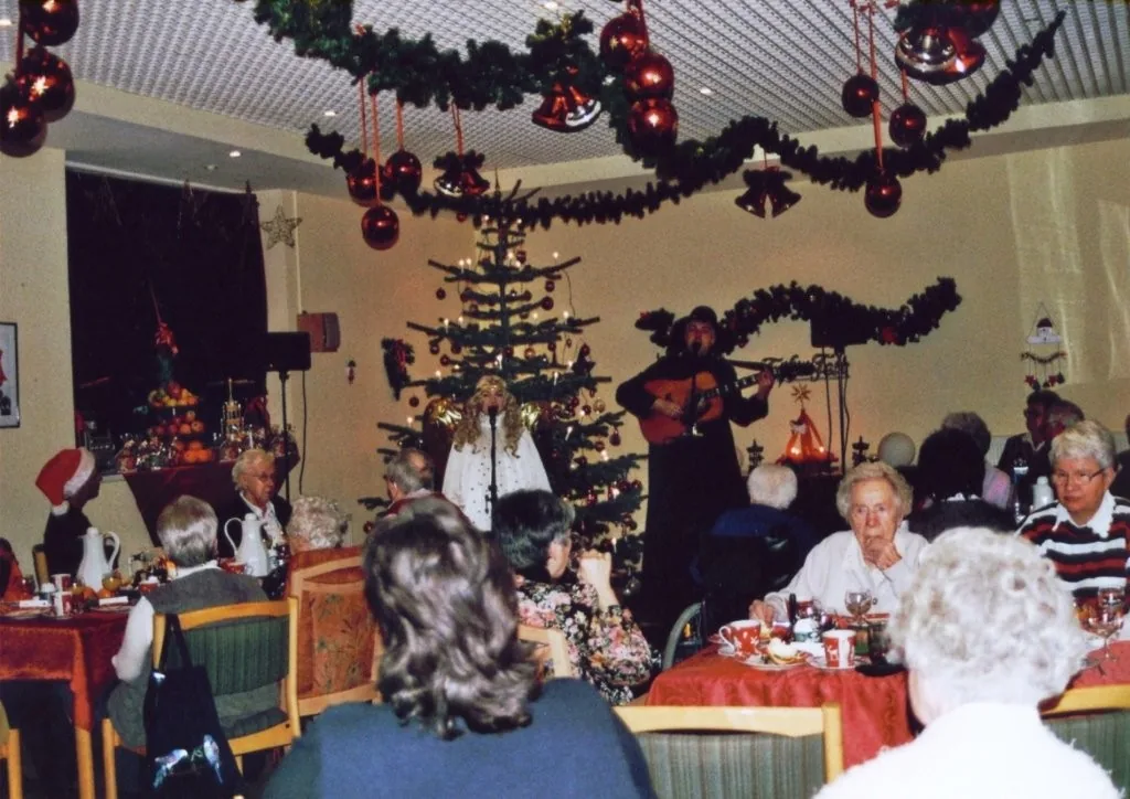Wera und Bernd als Engel und Hirte bei einem Weihnachtsauftritt.